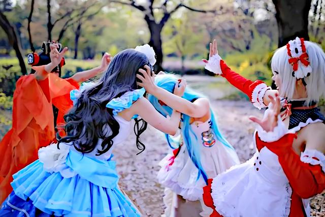 Title: 动漫cosplay女装，揭秘这一独特潮流的文化与社会影响