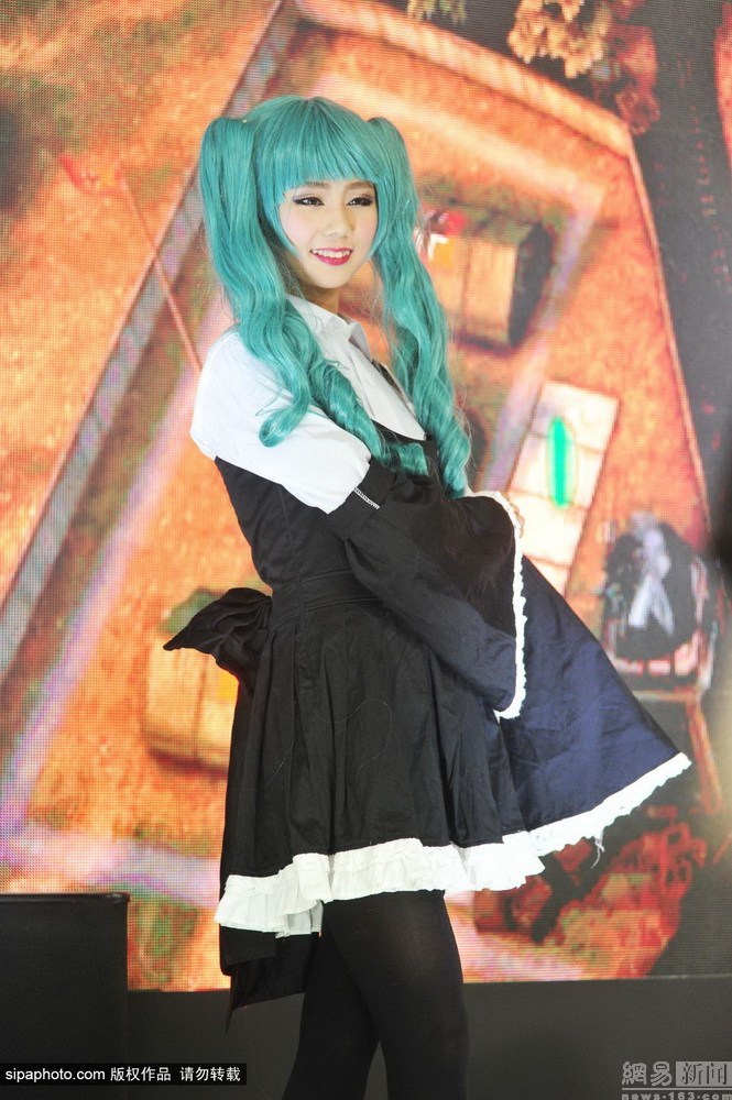 Title: 动漫cosplay女装，揭秘这一独特潮流的文化与社会影响