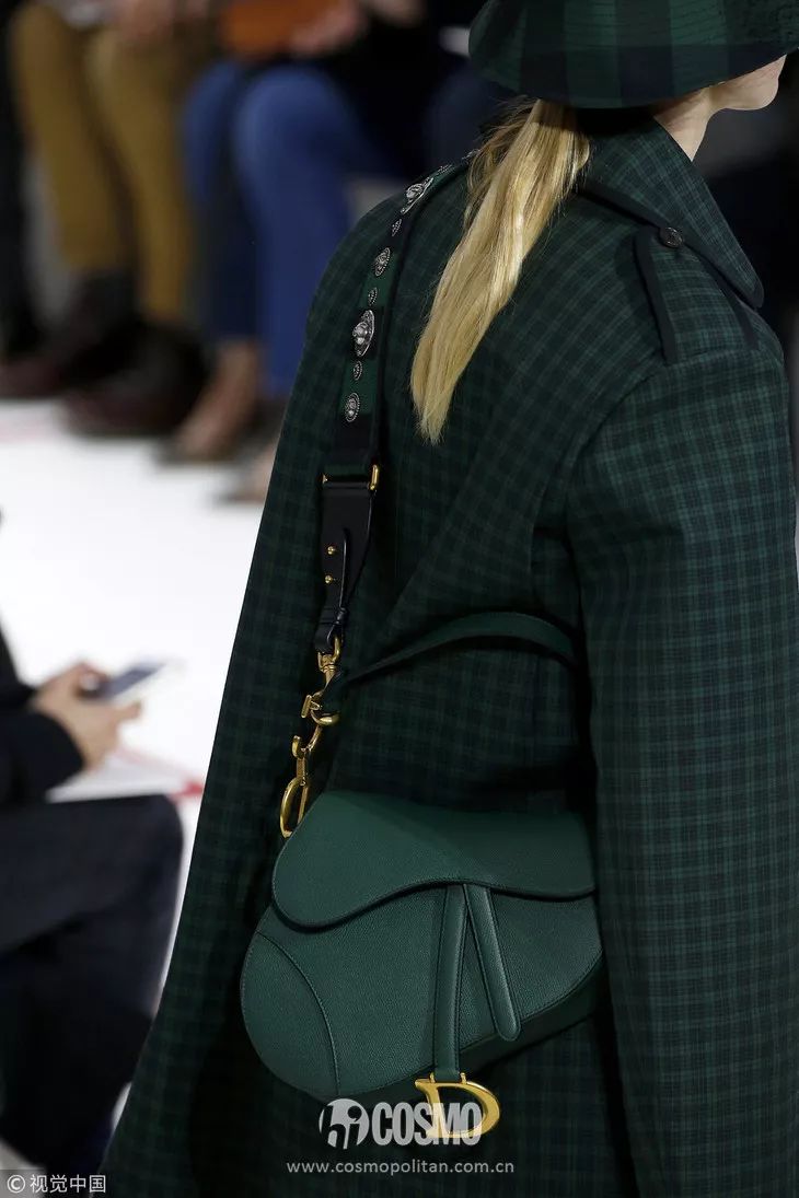 What Pants to Wear with a Black Men’s Down Jacket?