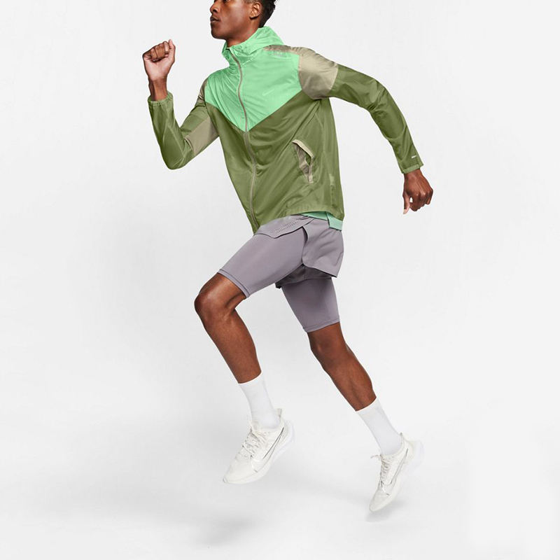 Feathered jackets and sports pants: a winning combination for colder weather