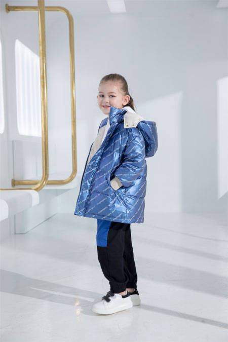 Title: Little Piggy罗拉童装羽绒服，时尚与保暖的完美结合