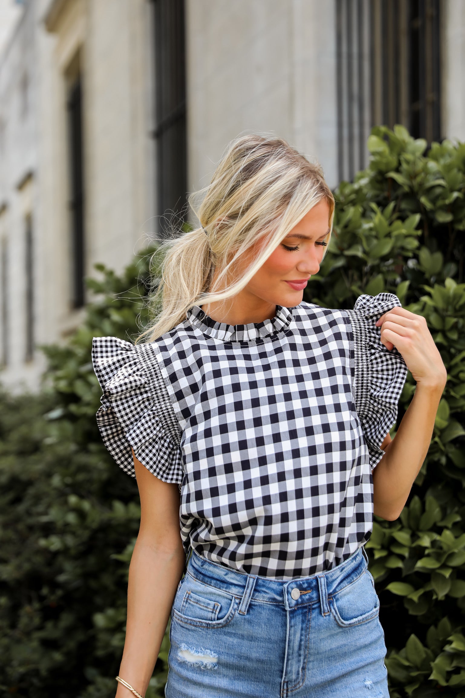 Title: Trendy Fashion: A Guide to Combining Womens Clothing for an Eye-catching Look