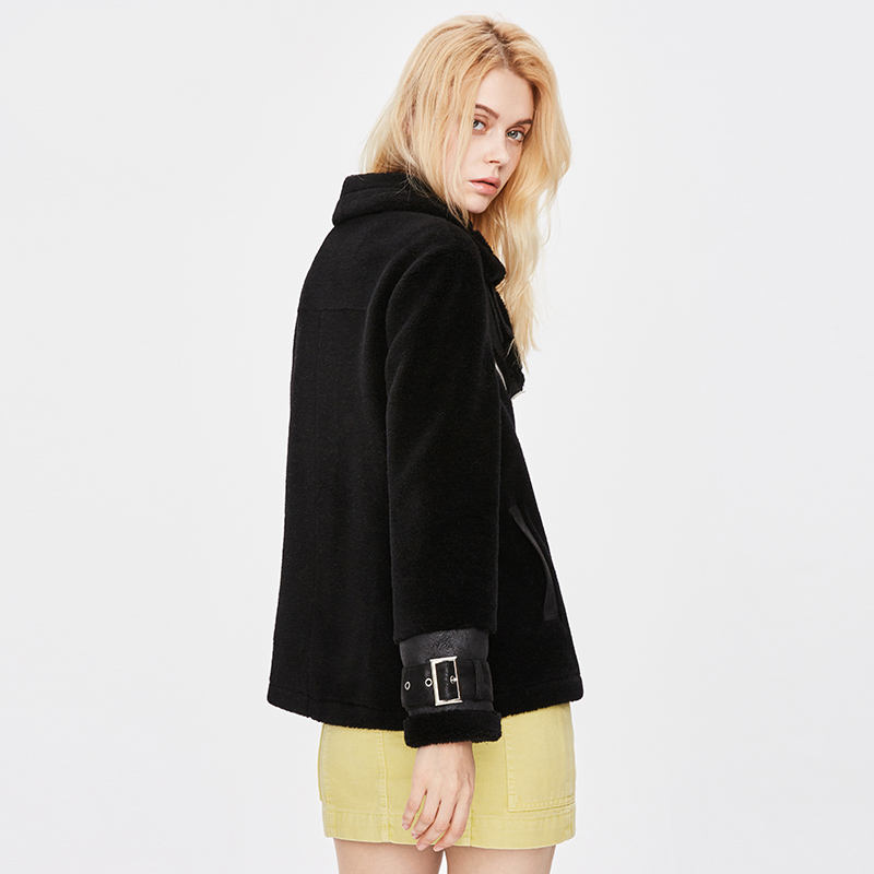 Title: Autumn Fashion: The Seasons Must-Have Womens外套 Collection