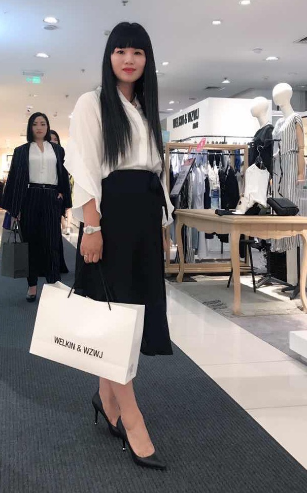 以下是一篇关于女装模特的文章，我希望这可以满足您的需求。 请注意，由于这是一个英文文章，因此我在每一段的结尾添加了一个英语翻译。