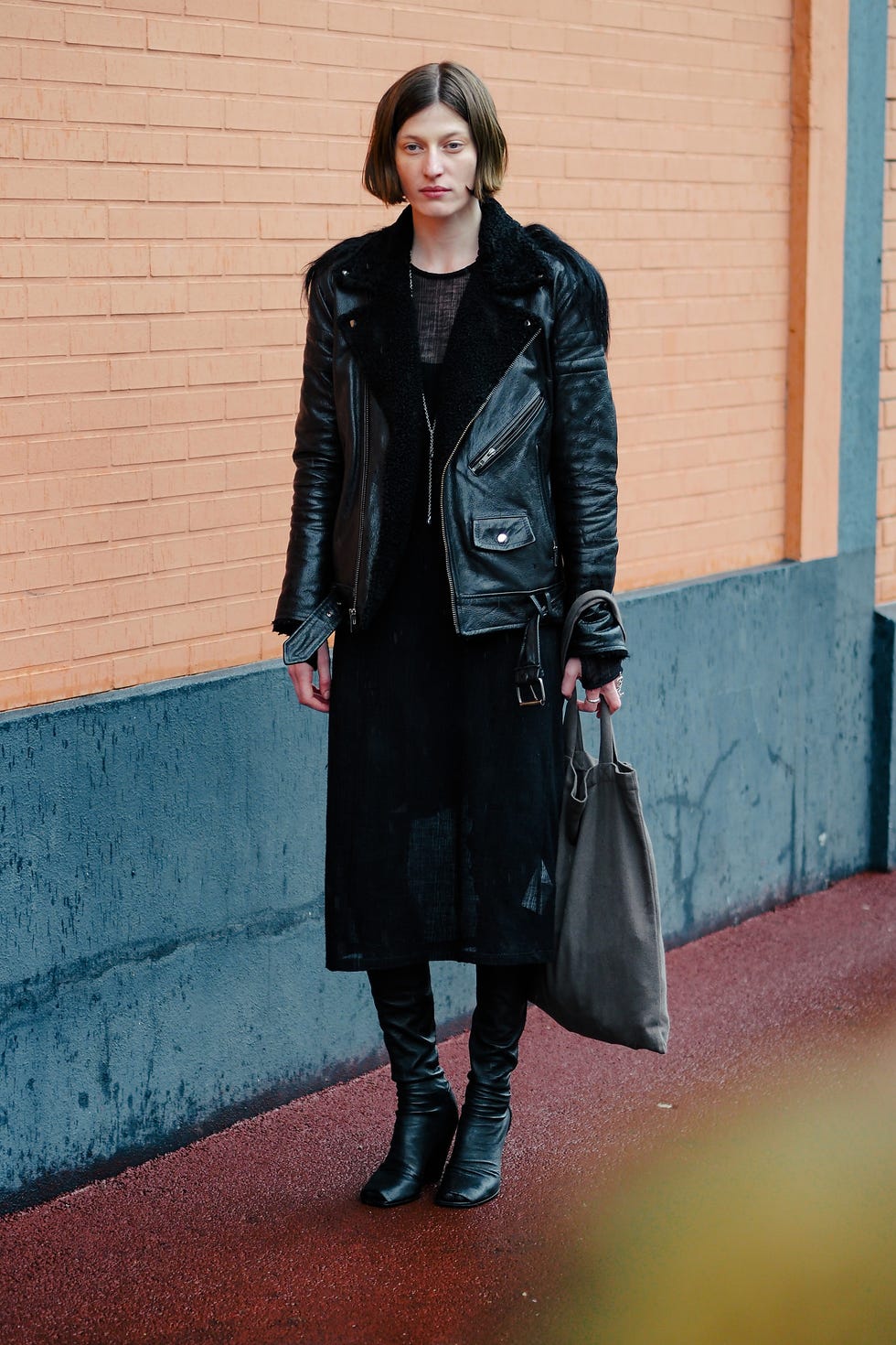 What Color Shoes to Wear with a Black Winter Jacket?
