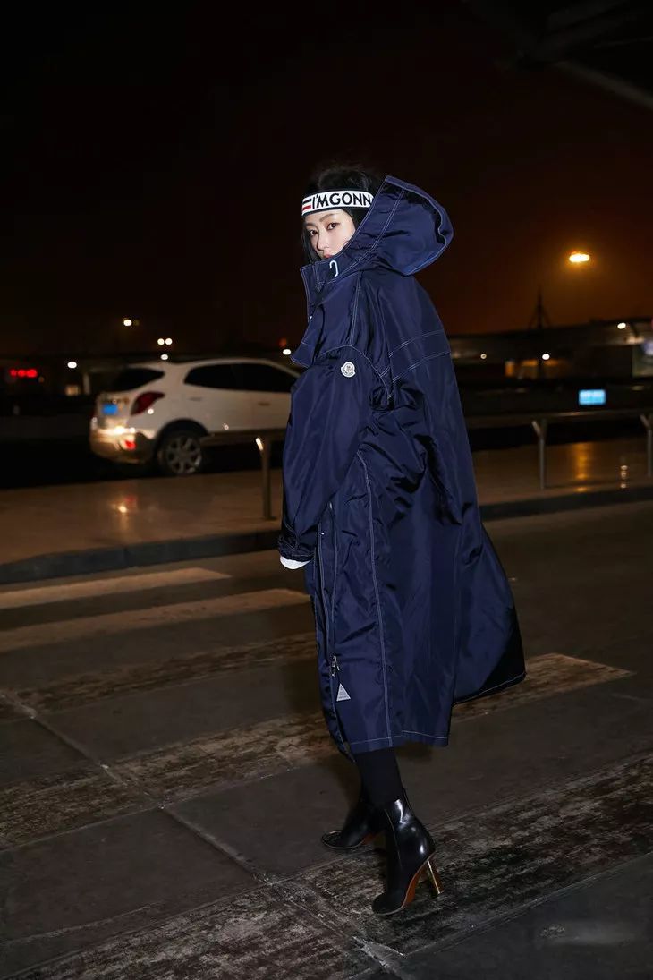 Title: The Swisscom羽绒服，时尚与功能的完美结合