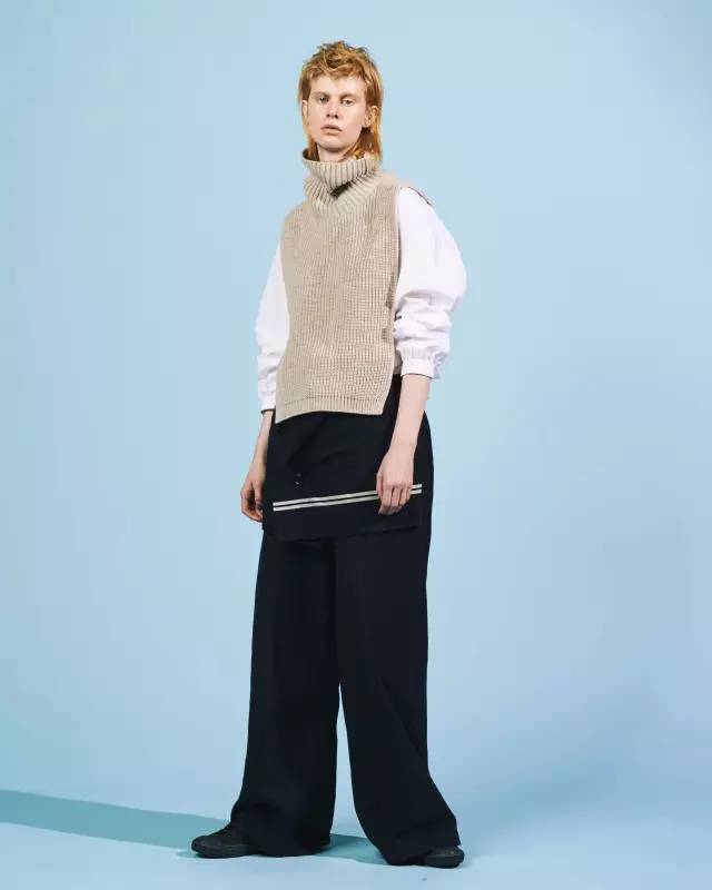 Title: The Swisscom羽绒服，时尚与功能的完美结合
