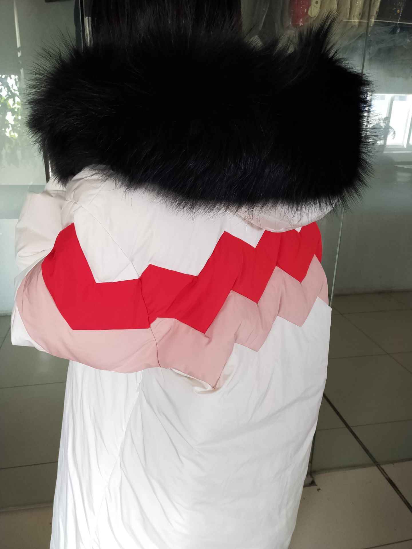 Feather vs. Fur: The Debate on the Material for羽绒服毛领子