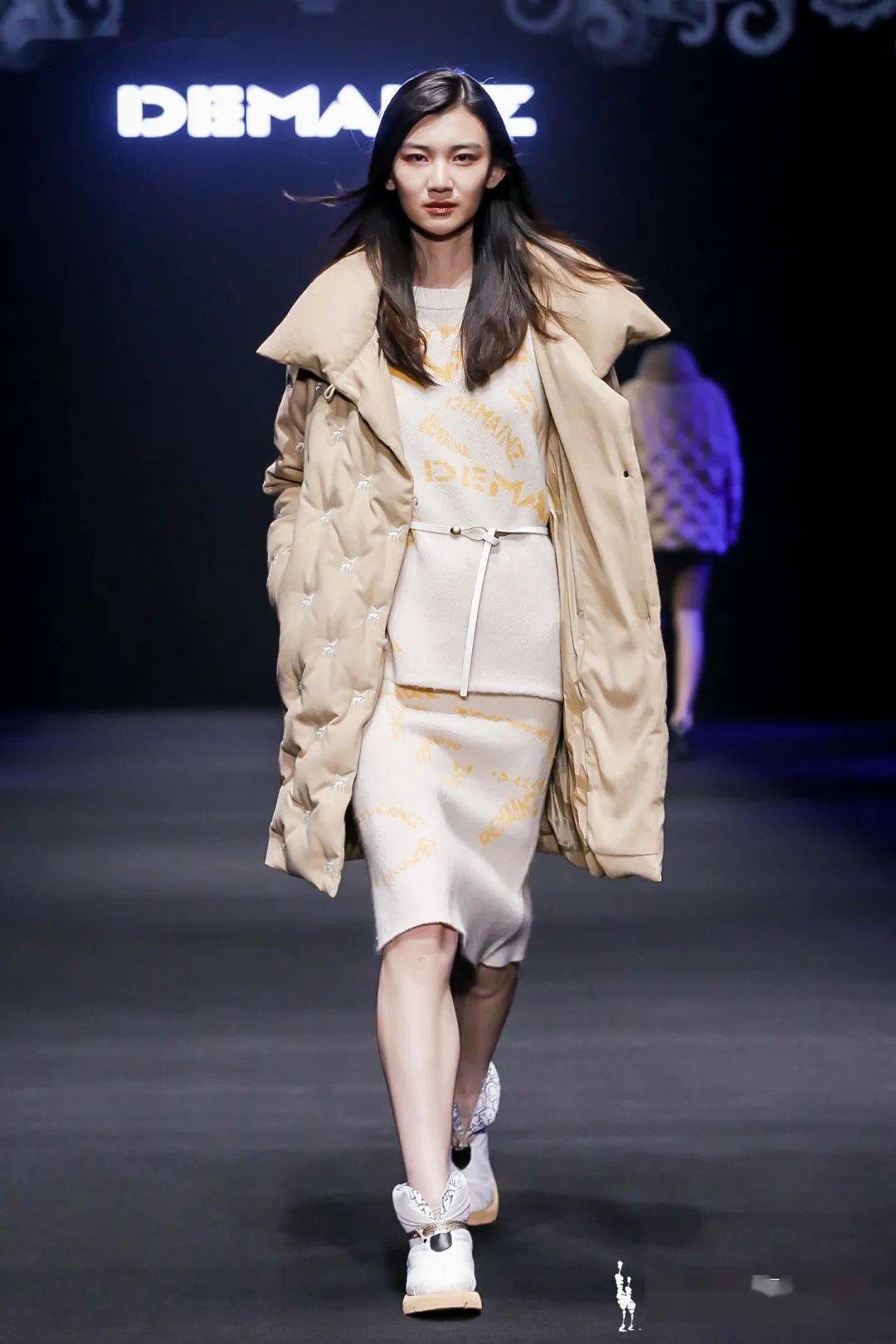 Title: MonaLisa羽绒服，时尚与实用的完美结合