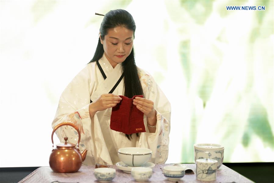 Title: Exploring the Timeless Elegance of White Tea Womens Clothing - A Journey through the Art of Chinese Style