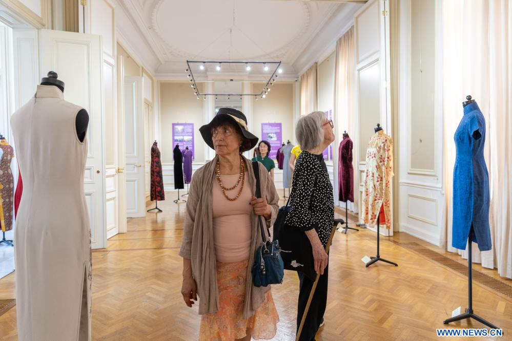 Title: Shanghai Fashion Womens Clothing: A Cultural and Economic Powerhouse