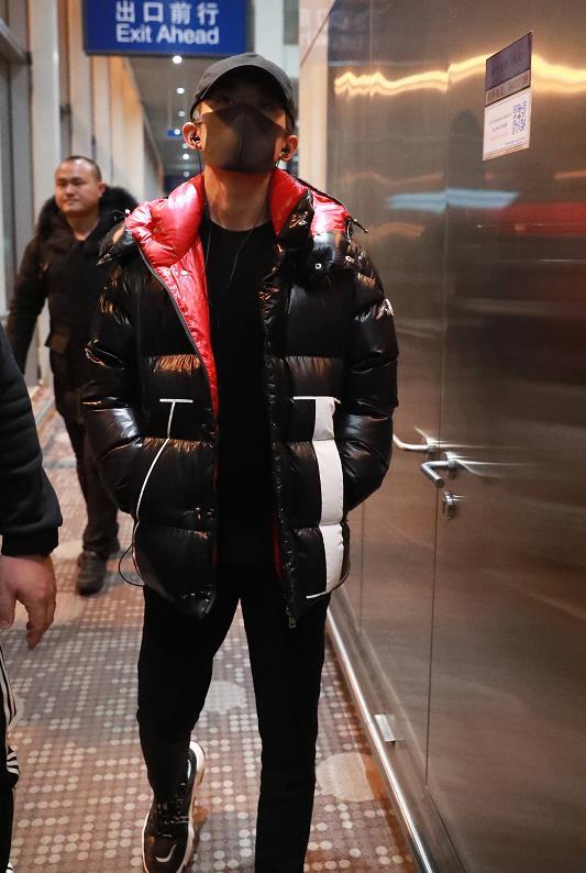 Moncler Zip-Up Jacket: Design, Function, and Fashion