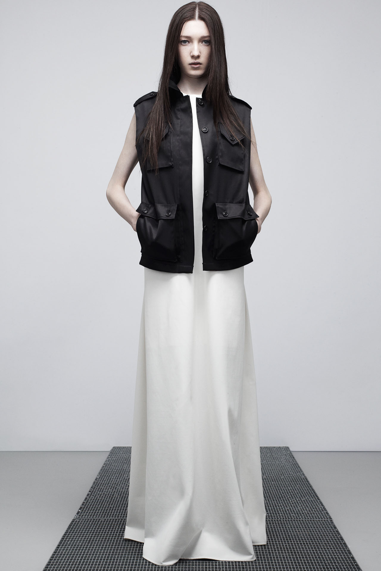 Title: Yang Yangs Womens Wear Images Unleash a New Level of Creativity