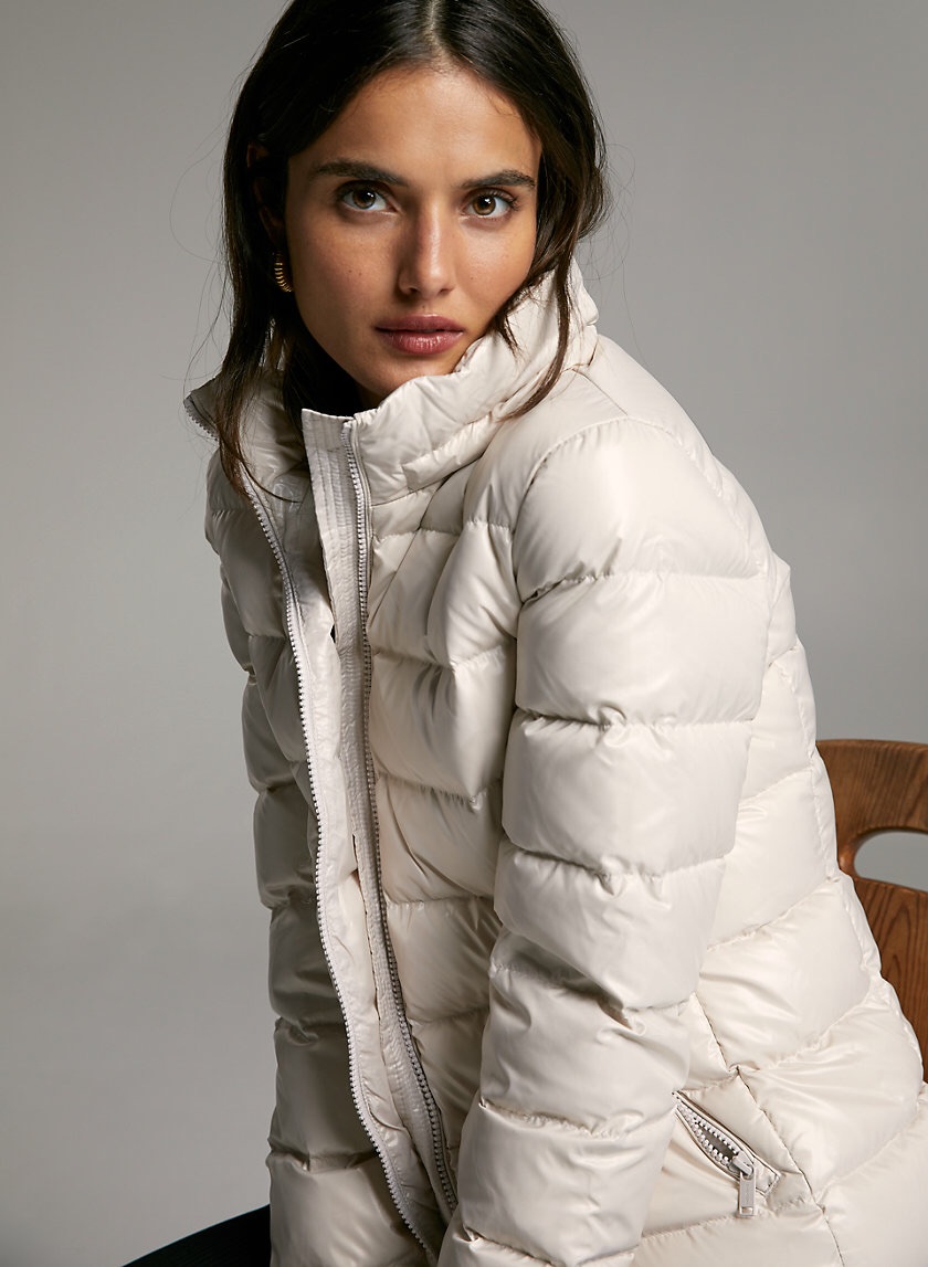 The Premier Italian羽绒服 Brand: A Focus on Quality, Style, and Sustainability