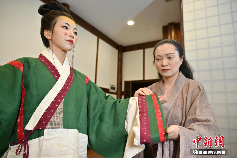 Title: Exploring the Timeless Elegance of Hanfu and other Chinese Traditional Costumes through Pictures