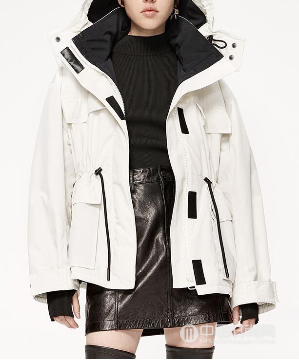 Title: AK羽绒服，时尚与实用的完美结合