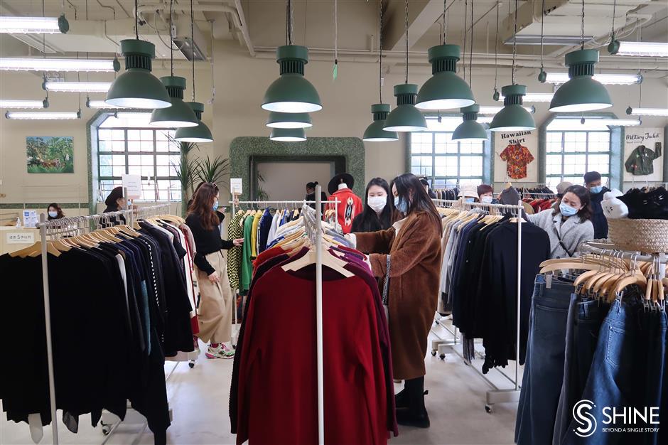 Title: Embracing the Essence of Spring and Autumn: A Fashionable Exploration of Womens Clothing in China