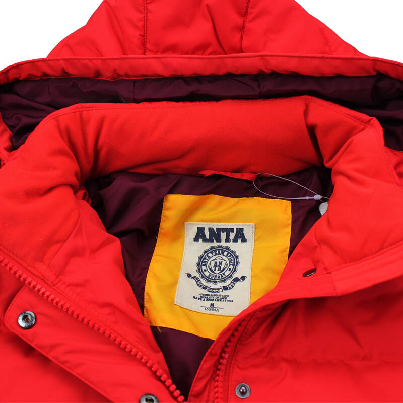 Title: Antas Red羽绒服，A Symbol of Chinese Sportswear Innovation