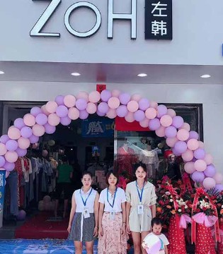 Title: The Allure of左韩女装， Unraveling the Beauty and Elegance of Korean Fashion