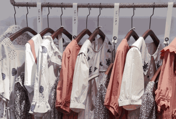 虫二小院女装， A Glimpse into the World of Exquisite Womens Clothing