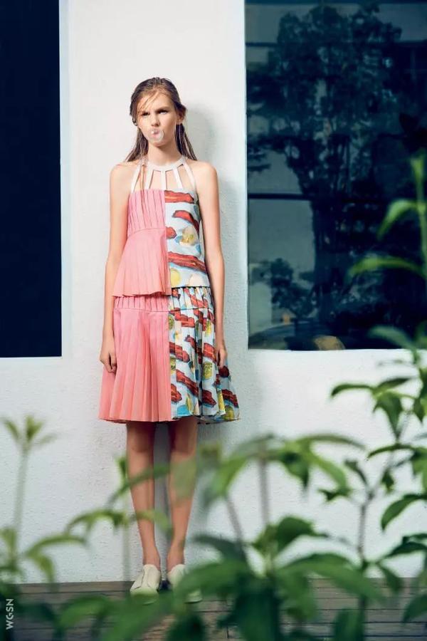 Title: Unveiling the Elegance and Style of Na薇 Fashion: A Brand that Transcends Boundaries