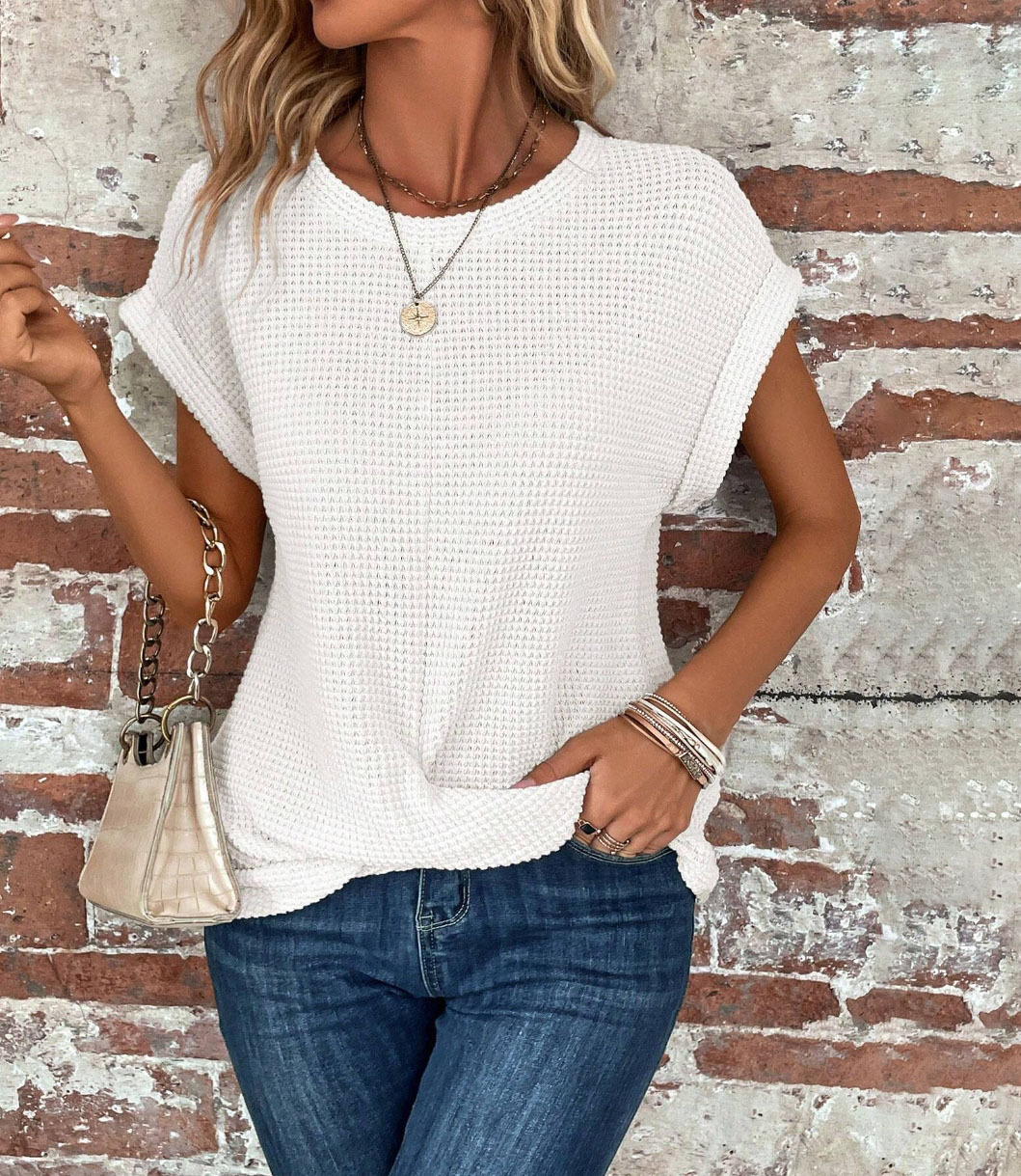 The Art of Womens Short-Sleeve T-Shirts: A Fashionable and Functional Piece for Every Occasion