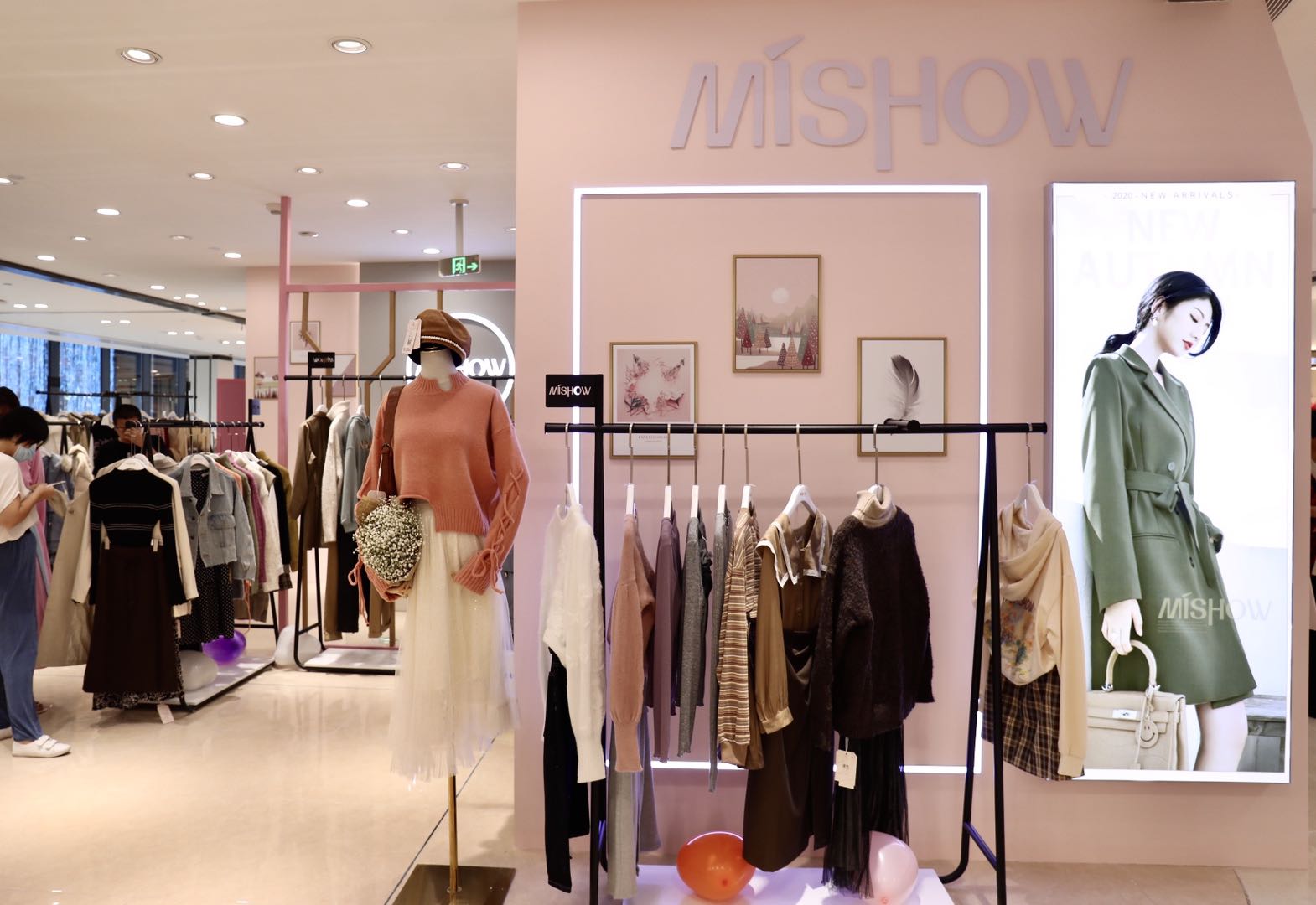 Title: The Enigmatic Allure of谜秀女装 - Unraveling the Mysteries and Charms of Mianxiu Womens Clothing