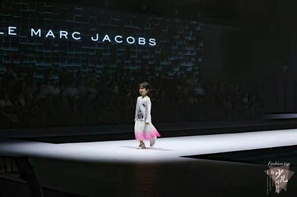 Feathered Fashion: The Top Echelon of羽绒服