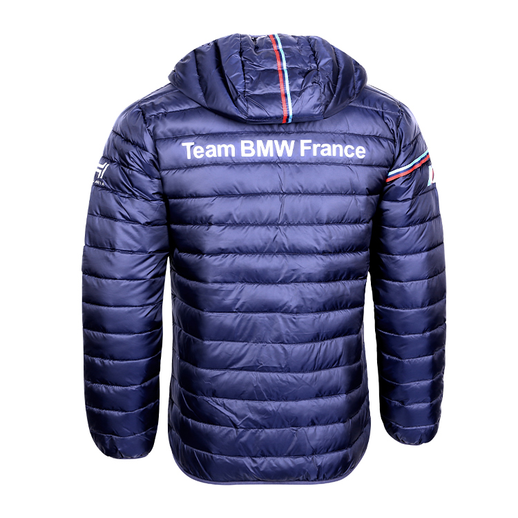 The Debate on Which is Warmer: Down Jacket or Windbreaker