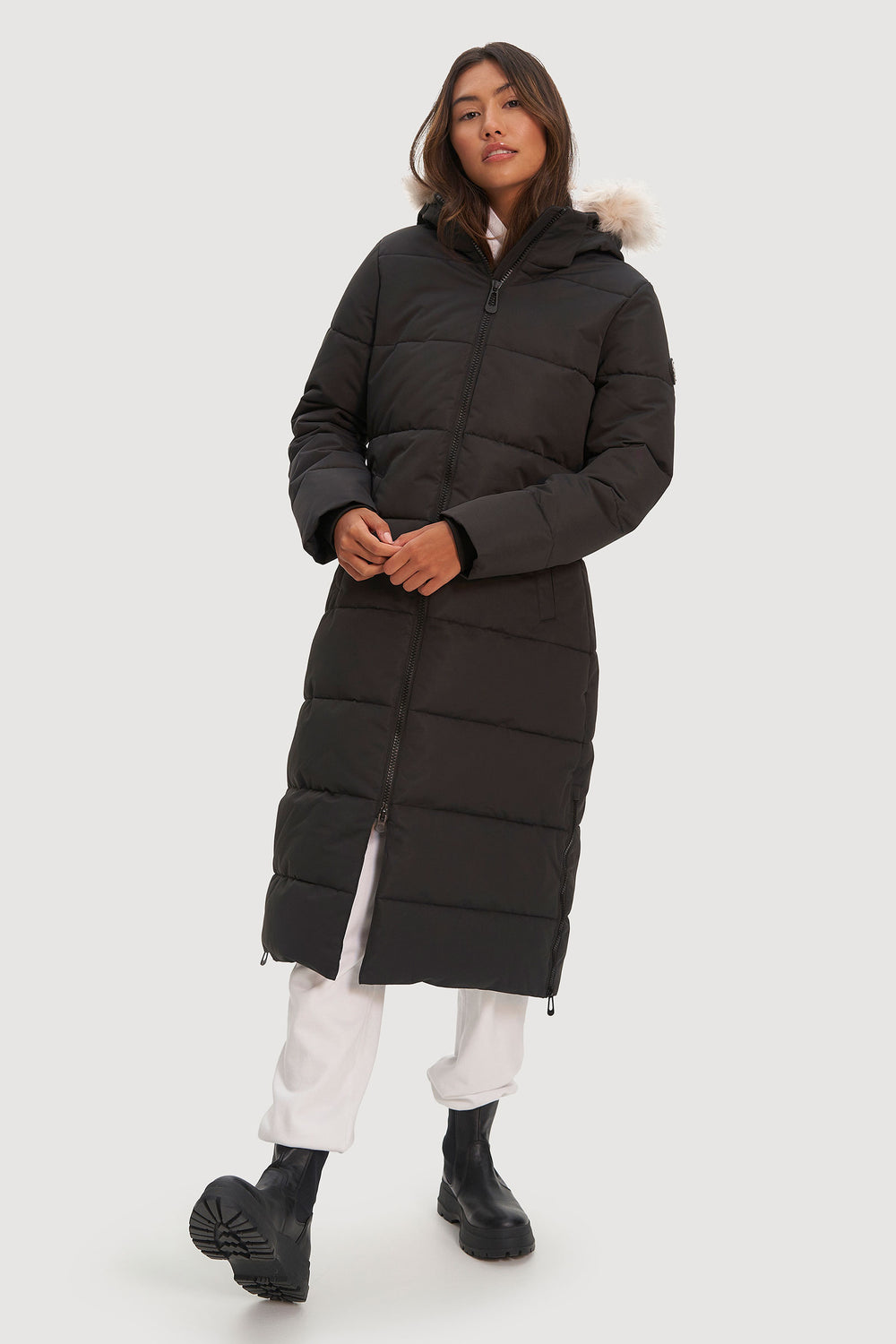 The Combination of Black羽绒服 and Jeans: A Fashionable and Practical Winter Outfit