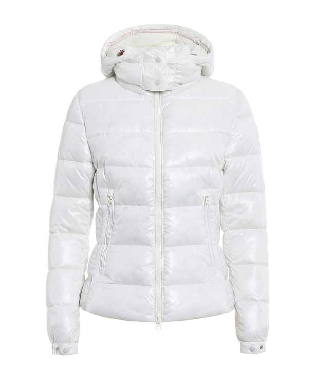 Cleaning Yellowed White Winter Coats: Effective Methods and Tips