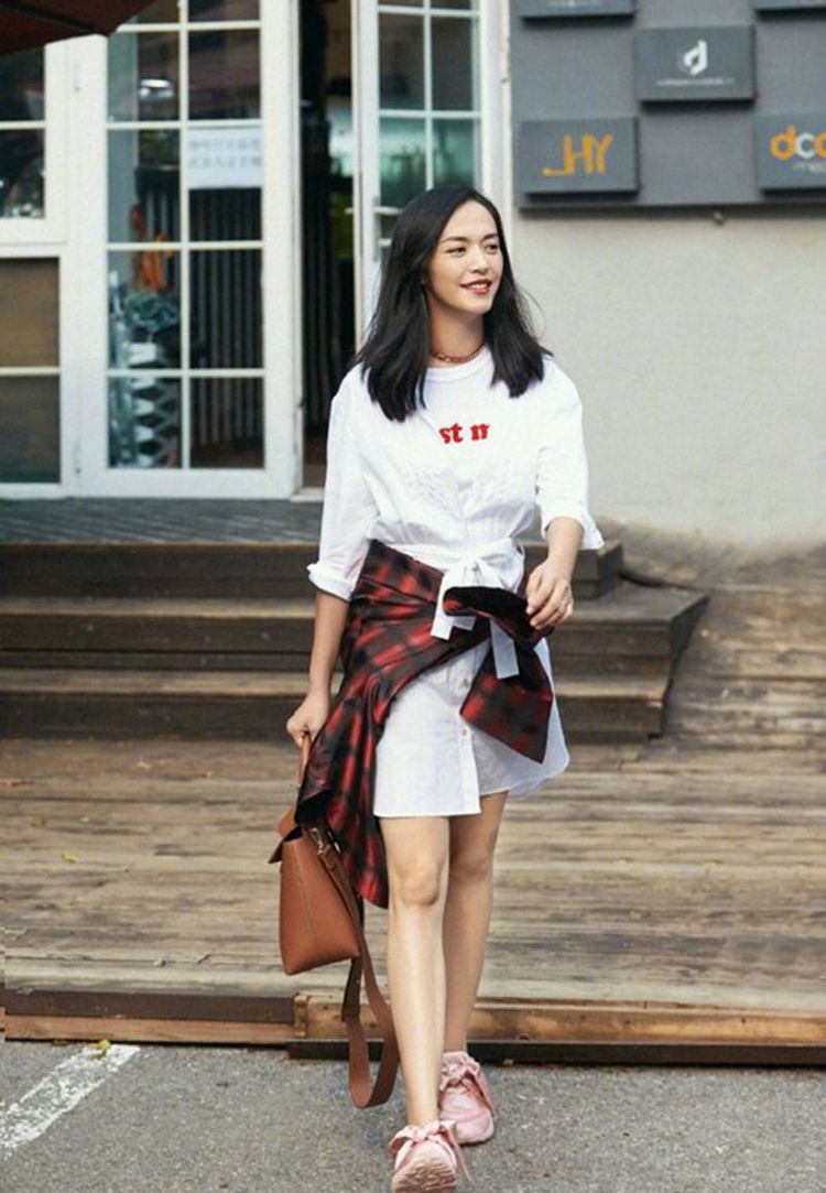Title: 时尚潮流女装搭配图片，展现个性魅力的时尚艺术