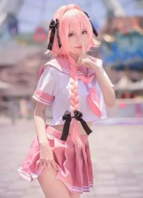 Title: Unveiling the World of Cosplay: The Iconic动漫女装大佬