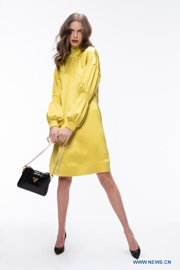 Title: Unveiling the Elegance and Exquisite Design: Huang Huiling Womens Clothing