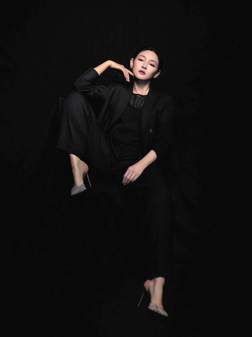 Title: Fan Chengchengs Unconventional Fashion: A Glimpse into Her Womens Wear