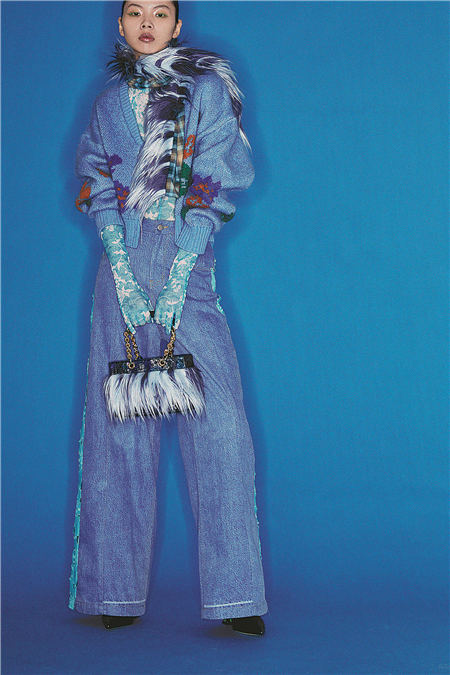 Title: Unveiling the Enigmatic Allure: A Visual Exploration of Li Yuanfangs Womens Clothing