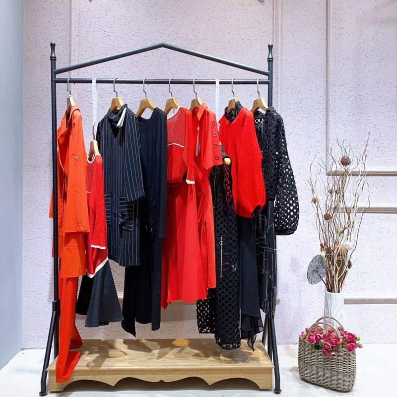 以下是一个关于常见女装品牌在商场中的展示的英文标题