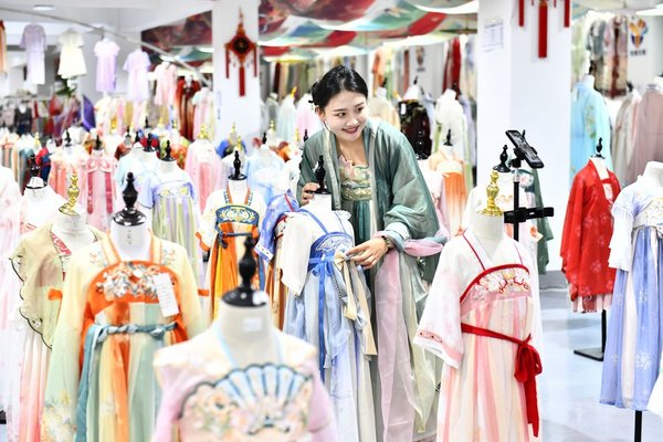 Title: Embracing the Art of Hanfu: A Journey Through Yumenglao Womens Clothing