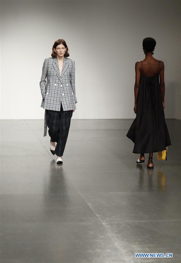 Title: Unveiling the Enigma: Liu Zichens Gender Non-Conformity in Womens Fashion