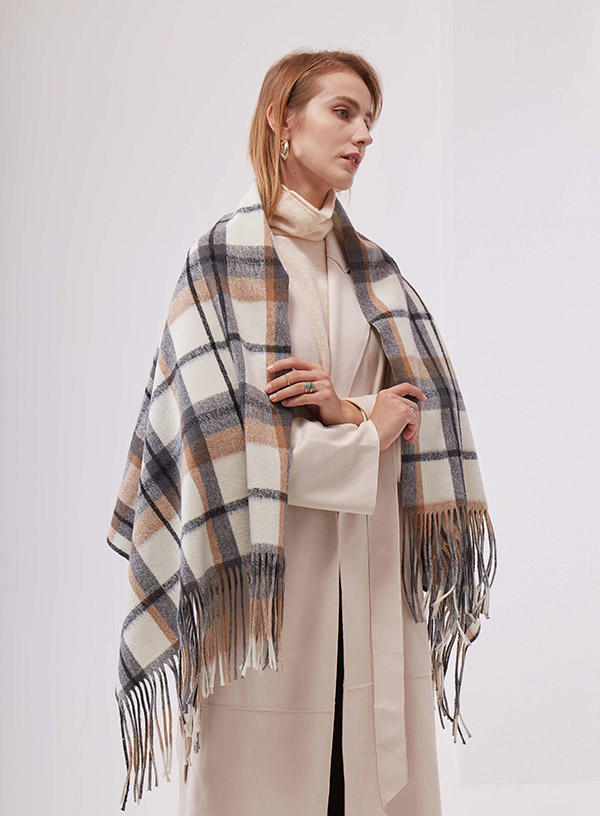 The art of tying a scarf and shawl
