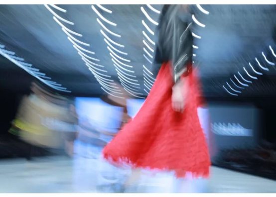Title: Revamped Autumn Fashion Collection by Jingdong: A Stylish Take on the Seasons Best