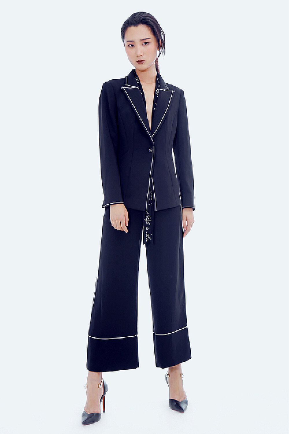 Title: Innovative Fashion: Xin Ying Womens Clothing