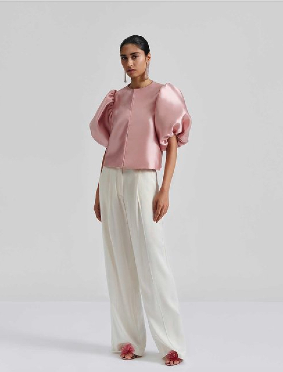 Title: Iconic Designer Sanaiyas Latest Womens Fashion Collection: A Fusion of Elegance and Modernity