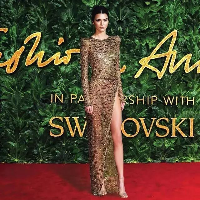 Title: Cloris Womens Fashion: A Timeless and Elegant Approach to Style