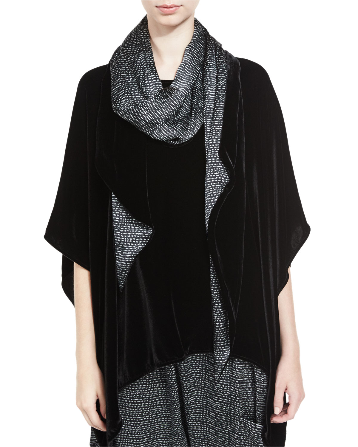 Black Scarf: Fashionable and Versatile