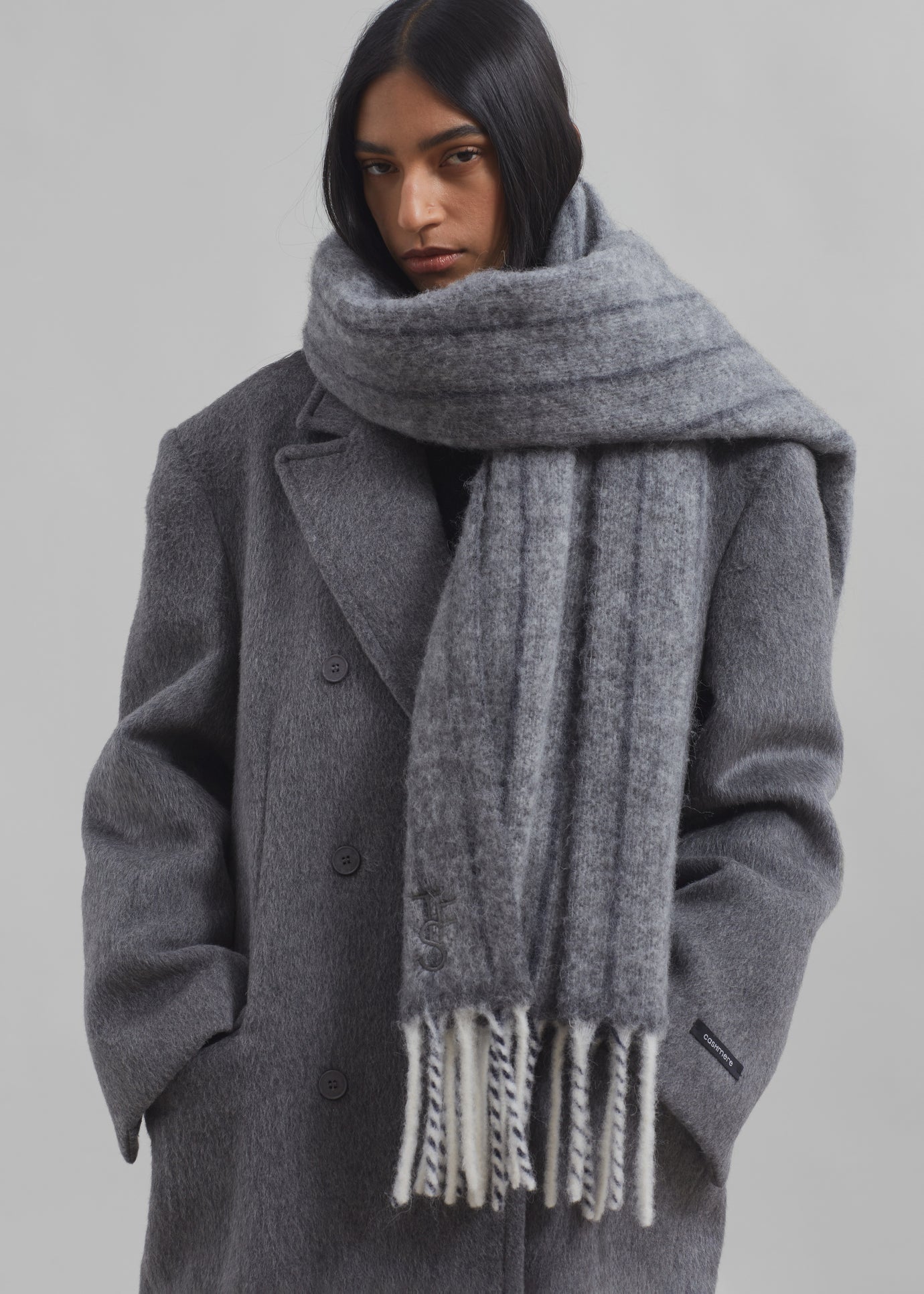 Gray Scarf: Fashion Tips for a Classic Winter Accessory