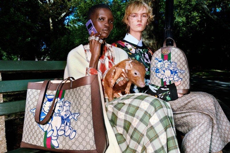 GucciScarves: A时尚Iconic Fashion Accessory