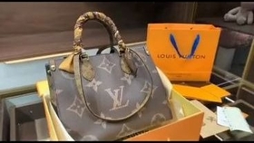 The Price of LV Lambskin Scarves: A Guide to the Fashionable Winter Accessory