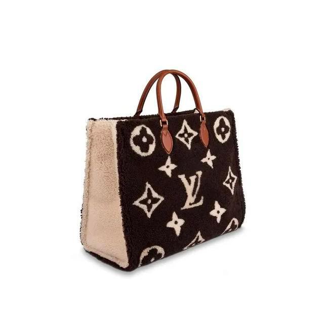 The Price of LV Lambskin Scarves: A Guide to the Fashionable Winter Accessory