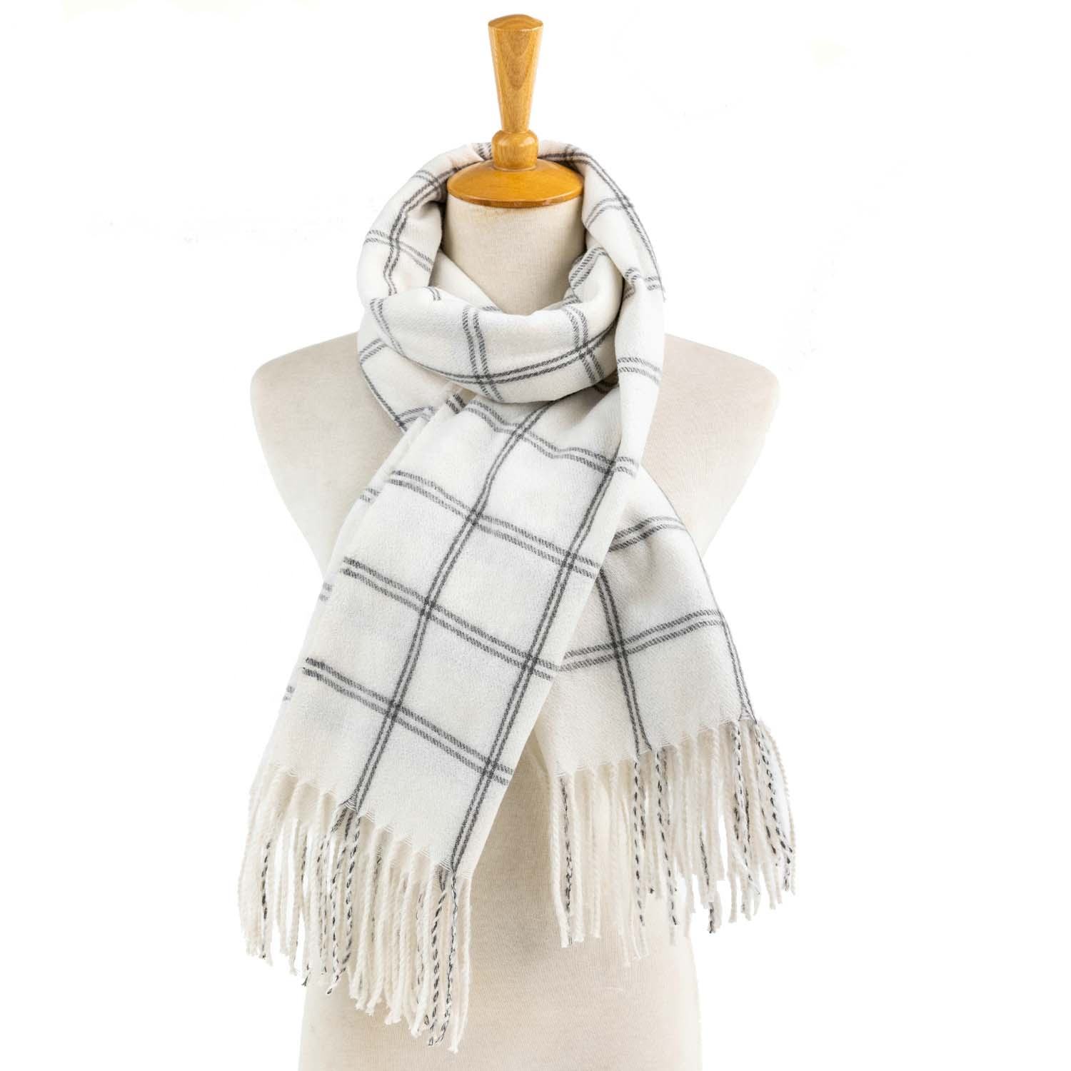 WHITE SCARF: PAIRING WITH THE PERFECT OUTFIT